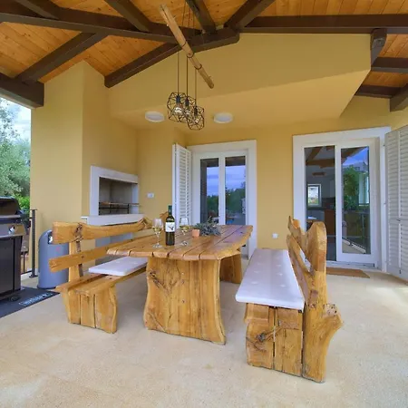 Stella مالينسكا